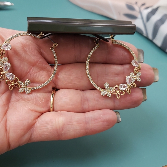 Anne Klein, NWT, gold tone rhinestone hoop butterflies pierced earrings - Picture 5 of 10